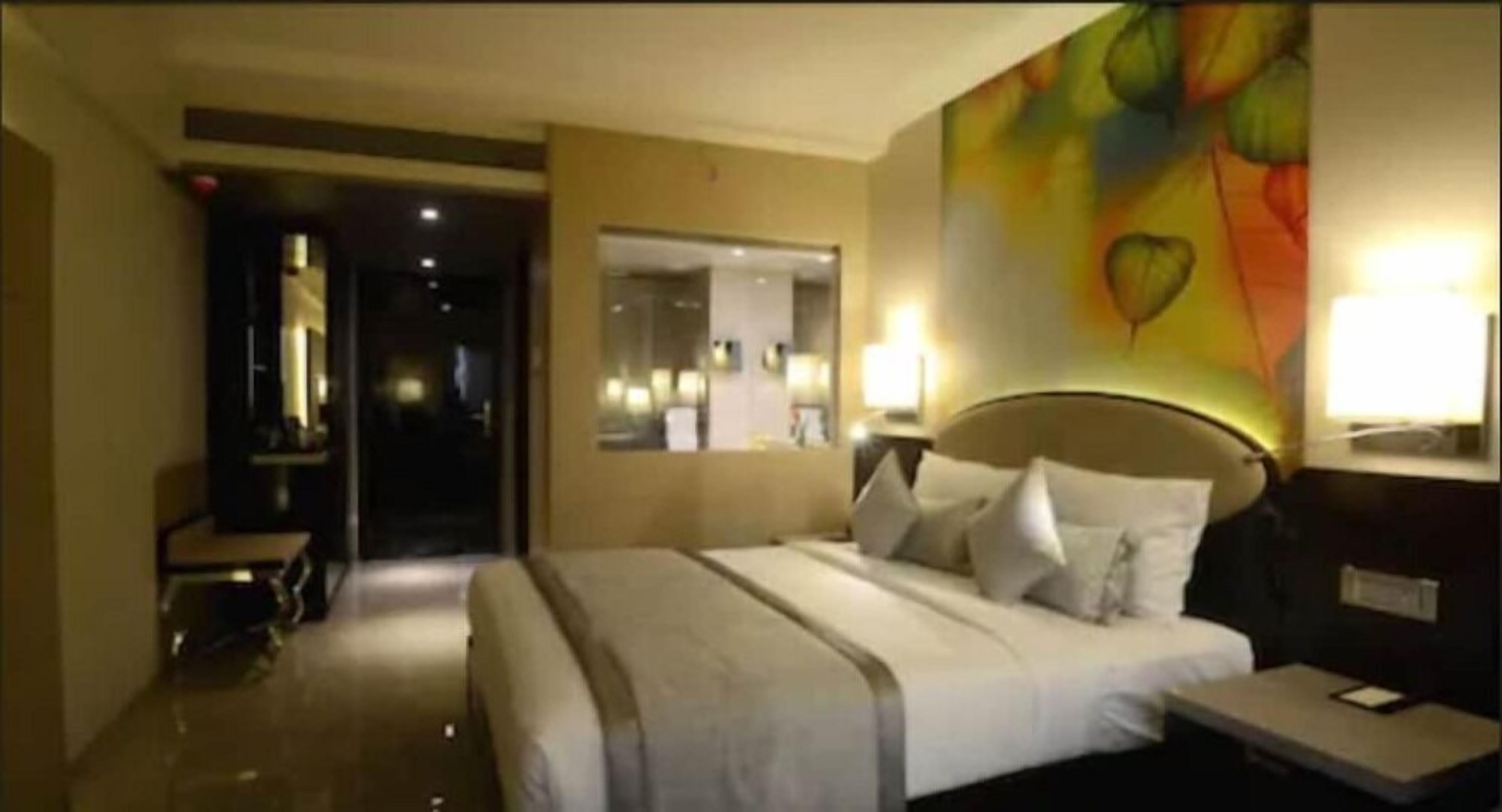 Premium bedding, in-room safe, desk, blackout curtains