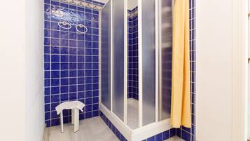 Appartement, 3 chambres, terrasse (Apartamento BB) | Salle de bain | Douche, articles de toilette gratuits, sĂšche-cheveux, bidet