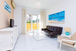 Deluxe Apartment, 1 Bedroom, Terrace, Pool View (Apartamento N2) | Living room | Flat-screen TV