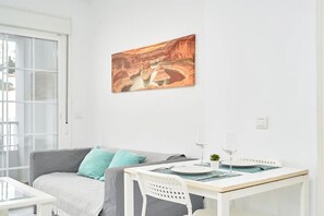 Huoneisto, 2 makuuhuonetta, terassi (Apartamento N9) | Oleskelualue | Taulutelevisio