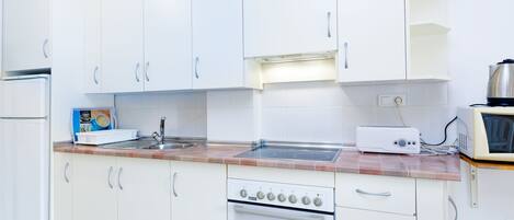 Apartment, 2 Bedrooms, Terrace, Pool View (Apartamento N3) | Private kitchen