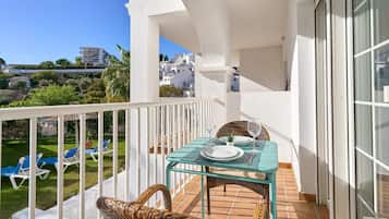 Deluxe Apartment, 1 Bedroom, Terrace, Pool View (Apartamento N2) | Terrace/patio