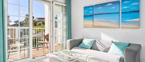 Departamento Deluxe, 1 habitación, Terraza, vista a la alberca (Apartamento N2) | Área de sala de estar | Televisión de pantalla plana