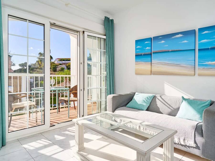 Deluxe-Apartment, 1 Schlafzimmer, Terrasse, Poolblick (Apartamento N2) | Wohnbereich | Flachbildfernseher