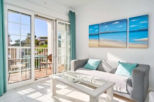 Appartamento Deluxe, 1 camera da letto, terrazzo, vista piscina (Apartamento N2) | Area soggiorno