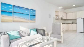 Apartamento Deluxe, 1 habitación, terraza, vistas a la piscina (Apartamento N2) | Zona de estar | Una televisión de pantalla plana