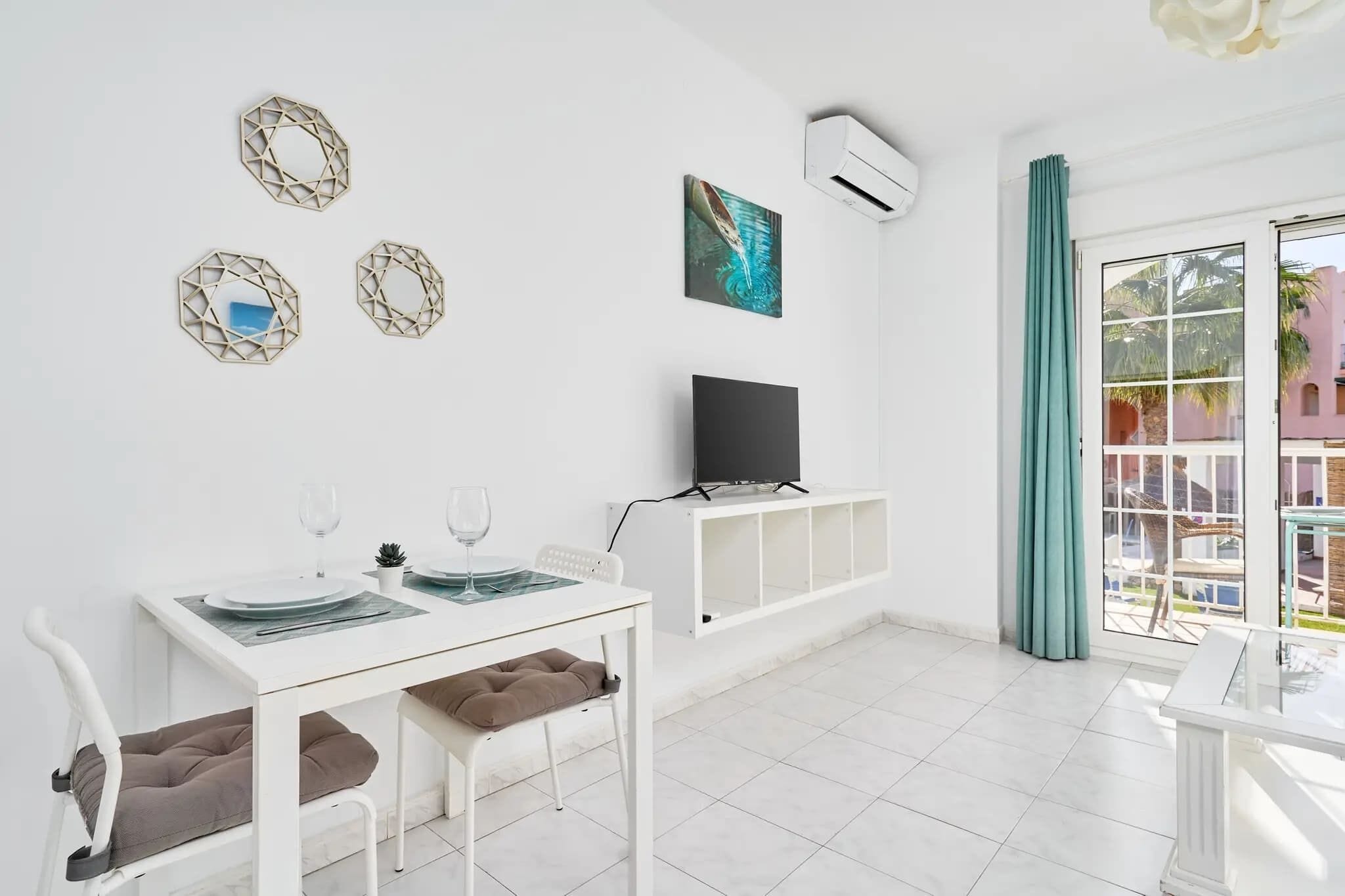 Apartamento Deluxe, 1 habitación, terraza, vistas a la piscina (Apartamento N2) | Zona de estar | Una televisión de pantalla plana
