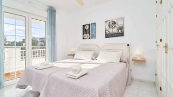 Apartamento Deluxe, 1 habitación, terraza, vistas a la piscina (Apartamento N5) | 2 dormitorios, caja fuerte, decoración individual