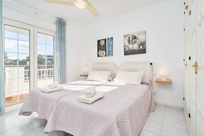 Deluxe Apartment, 1 Bedroom, Terrace, Pool View (Apartamento N5) | 2 bedrooms, in-room safe, individually decorated, individually furnished - Apartamentos Turísticos Almoraide (Nerja)