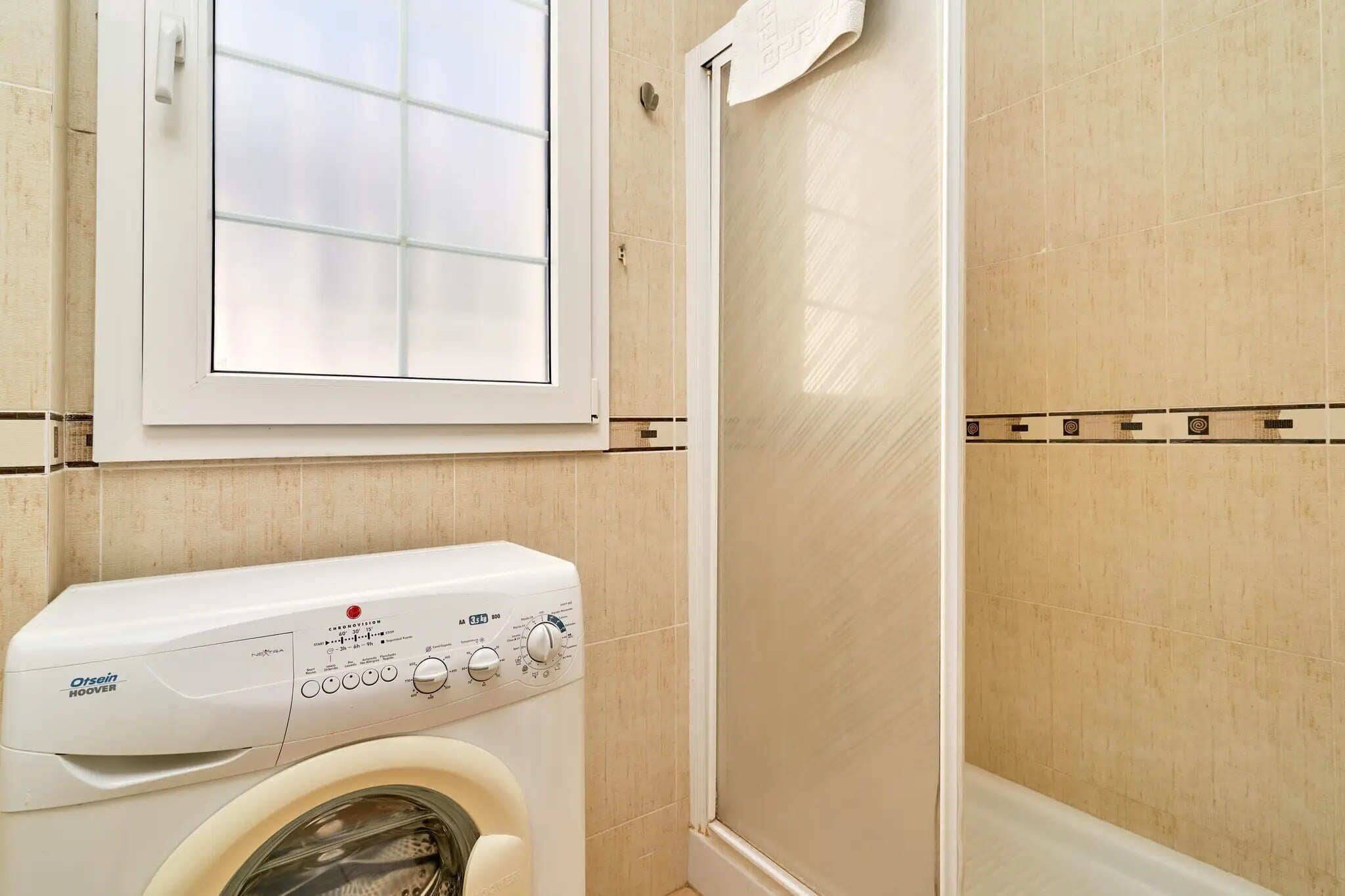 Apartamento Deluxe, 2 habitaciones, terraza, junto a la piscina (Apartamento BA) | Baño | Ducha, artículos de higiene personal gratuitos y secador de pelo