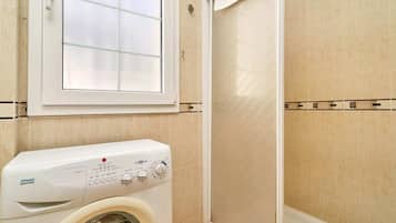 Deluxe Apartment, 2 Bedrooms, Terrace, Poolside (Apartamento BA) | Bathroom