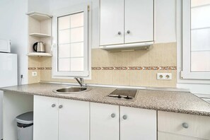 Refrigerador con freezer, microondas, placa de cocina, cafetera/tetera