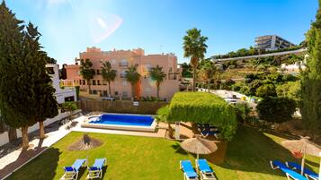 Een buitenzwembad, open van 10.00 uur tot 20.00 uur, en ligstoelen