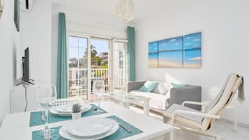 Appartamento Deluxe, 1 camera da letto, terrazzo, vista piscina (Apartamento N2) | Area soggiorno | TV a schermo piatto