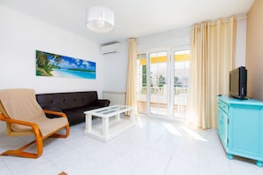 Deluxe Apartment, 1 Bedroom, Terrace, Pool View (Apartamento N5) | Living area