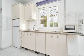 Apartment, 2 Bedrooms, Terrace, Pool View (Apartamento N4) | Private kitchen | Full-size fridge, microwave, stovetop, coffee/tea maker - Apartamentos Turísticos Almoraide (Nerja)