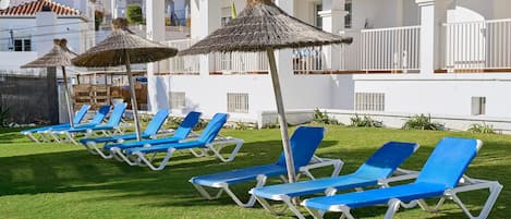 حمّام سباحة خارجي، مفتوح من 10 صباحاً إلى 8:00 مساءً، مقاعد للتشمس