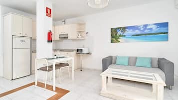 Leilighet – deluxe, 1 soverom, terrasse, bassengutsikt (Apartamento N5) | Oppholdsområde | Flatskjerm-TV