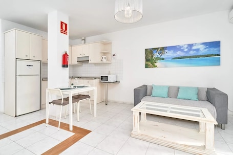 Appartement Deluxe, 1 chambre, terrasse, vue piscine (Apartamento N5) | Coin séjour | Télévision à écran plat. Apartamentos Turísticos Almoraide