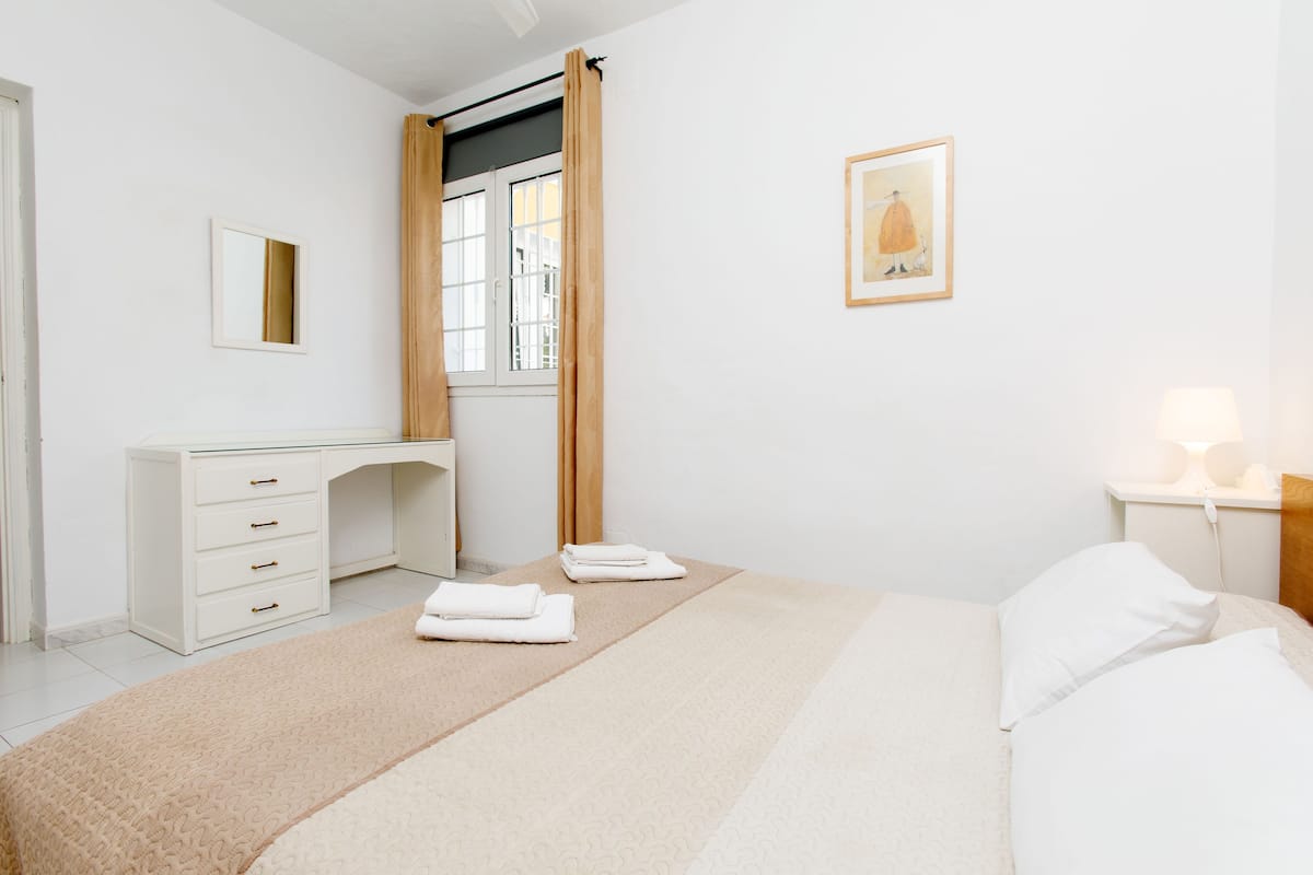 Deluxe Apartment, 2 Bedrooms, Terrace, Poolside (Apartamento BA) | 2 bedrooms, in-room safe, individually decorated, individually furnished