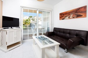 Apartment, 2 Bedrooms, Terrace (Apartamento N9) | Living room | Flat-screen TV