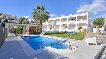 Una piscina al aire libre (de 10:00 a 20:00), tumbonas