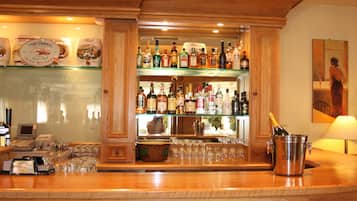 2 bars/lounges