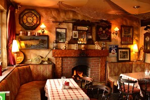 2 bars/lounges - Fairhill House Hotel (Clonbur)