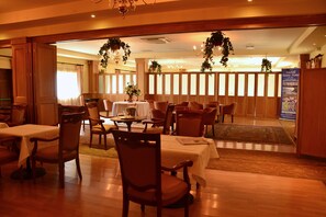 朝食、ランチ、ディナーに営業