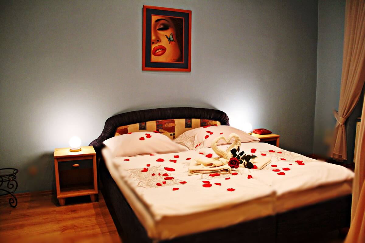 Suite, 2 Bedrooms | Desk, rollaway beds (surcharge), WiFi (free)