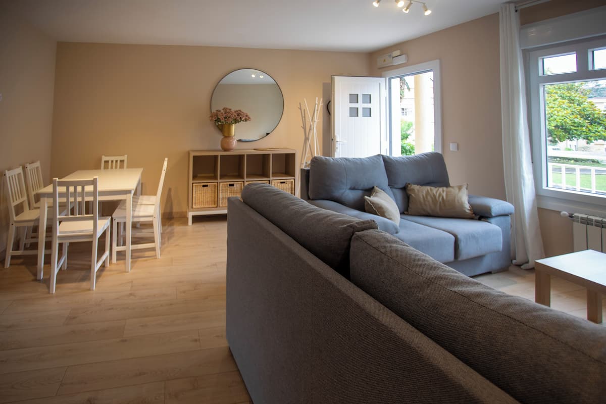 Leilighet, 3 soverom | Oppholdsområde | En 24-tommers Flatskjerm-TV med digitale kanaler samt TV