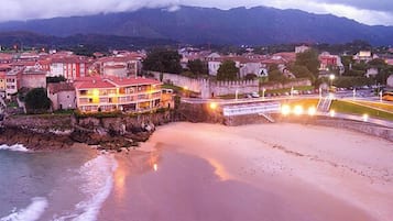 Beach nearby, white sand, 2 beach bars