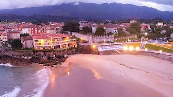 Playa en los alrededores, playa de arena blanca y 2 bares en la playa 