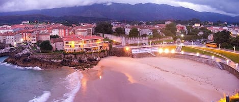 Una playa cerca, arena blanca, 2 bares en la playa