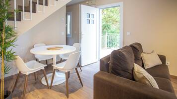 Apartamento, 2 habitaciones | Zona de estar | Televisión de pantalla plana de 24 pulgadas con canales digitales