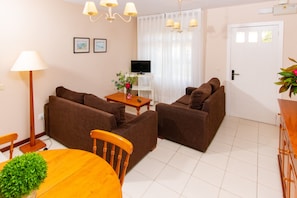 24-inch flat-screen TV with digital channels, TV - Apartamentos San Pedro (Llanes)