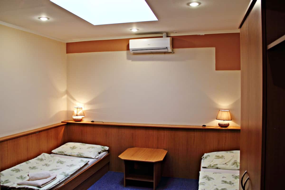 Double or Twin Room | Meja, Wi-fi percuma, cadar katil 