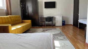 Habitación Confort doble, bañera | Escritorio, sistema de insonorización, tabla de planchar con plancha