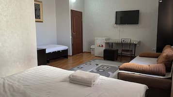 Habitación Confort doble, bañera | Escritorio, sistema de insonorización, tabla de planchar con plancha