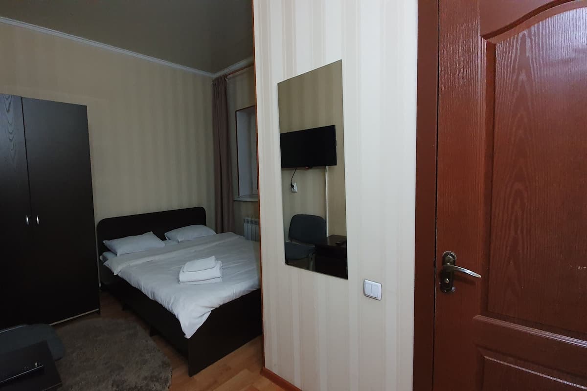 Kamar Double Ekonomi, 2 kamar tidur | Meja kerja, kedap suara, setrika/meja setrika, dan Wi-Fi gratis