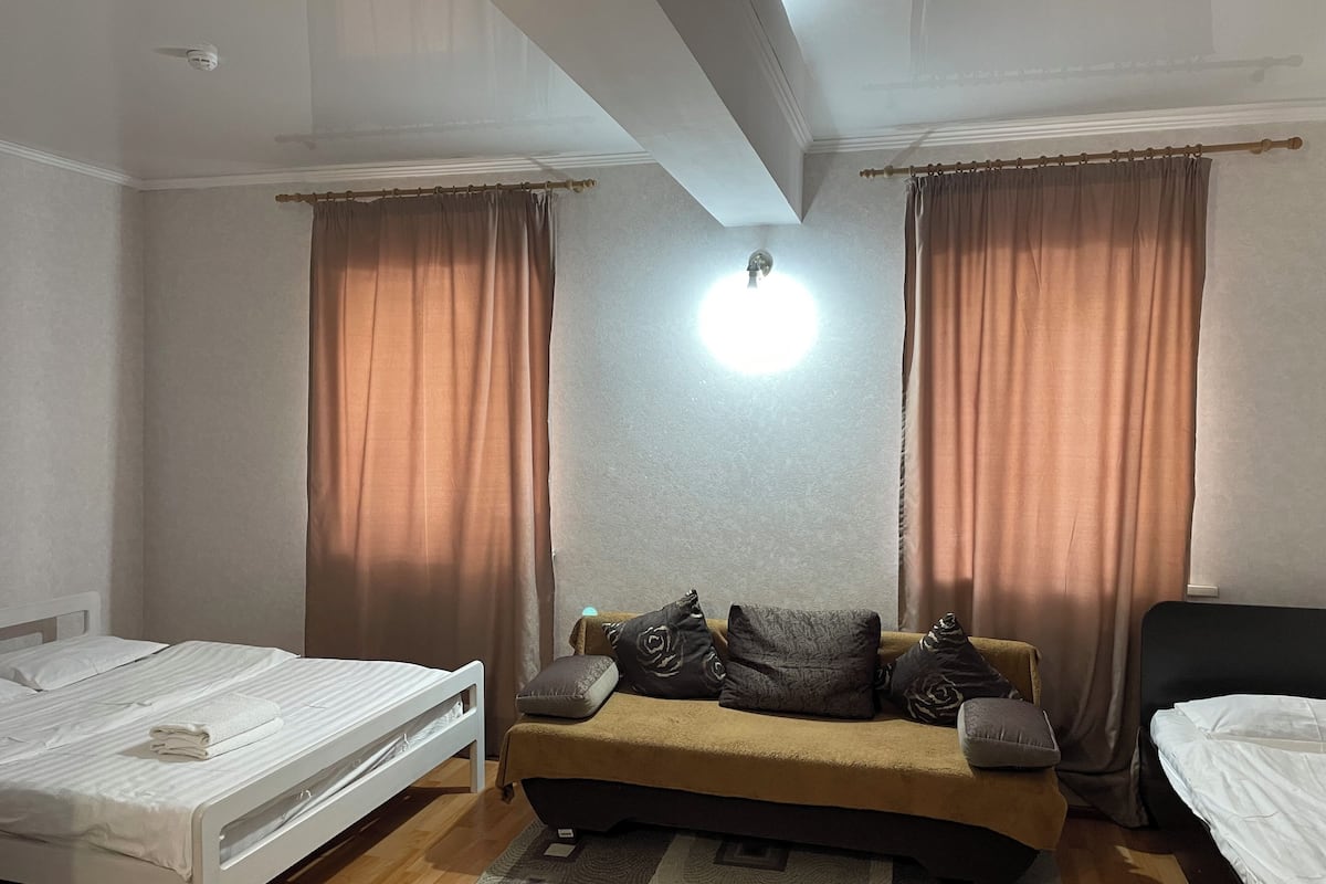 Kamar Keluarga, bathtub | Meja kerja, kedap suara, setrika/meja setrika, dan Wi-Fi gratis