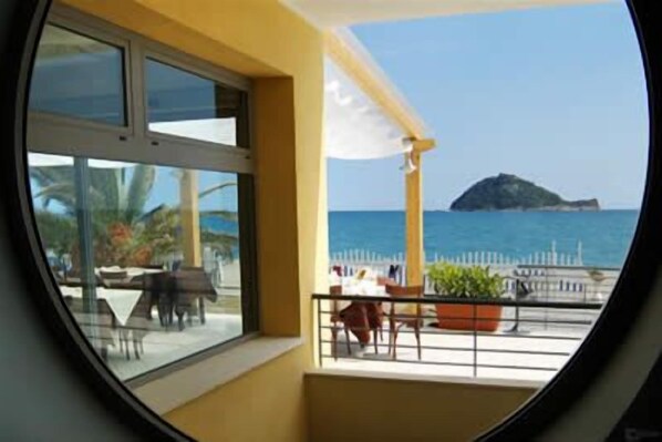 Ein Balkon mit Blick auf das Meer und eine kleine Insel.