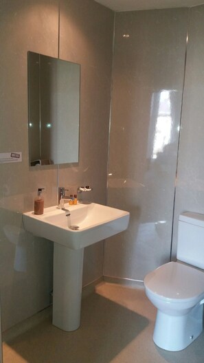 Toalettartikler (inkludert), hårføner og håndklær