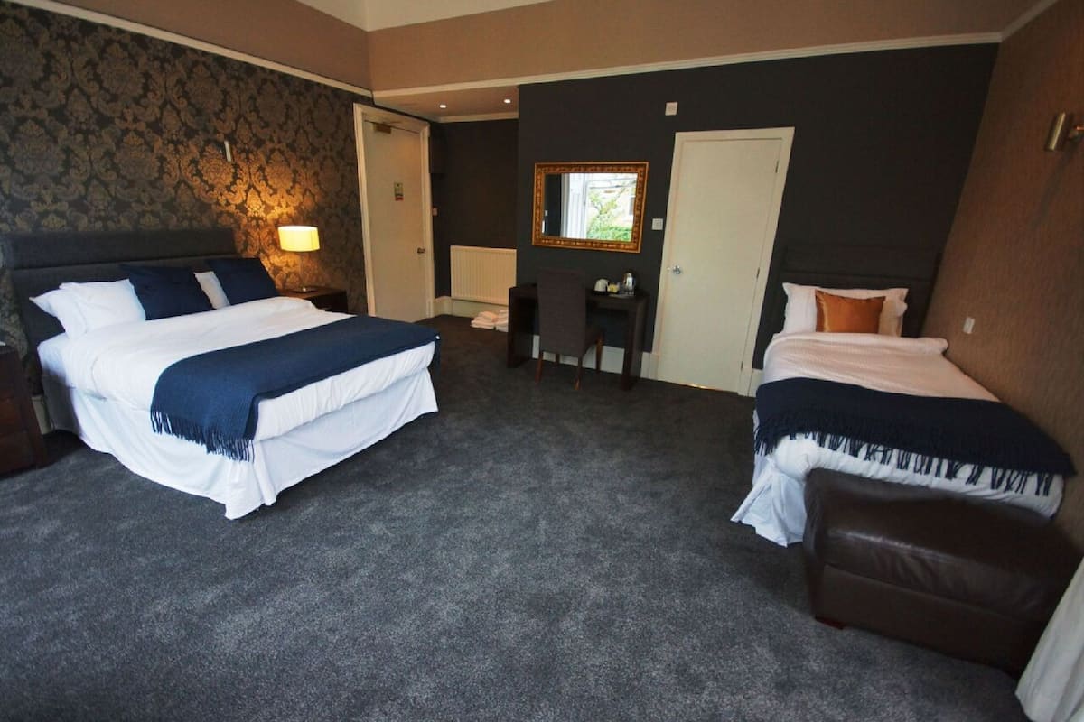 Standard Triple Room | Desk, iron/ironing board (on request), cribs (free), WiFi (free)