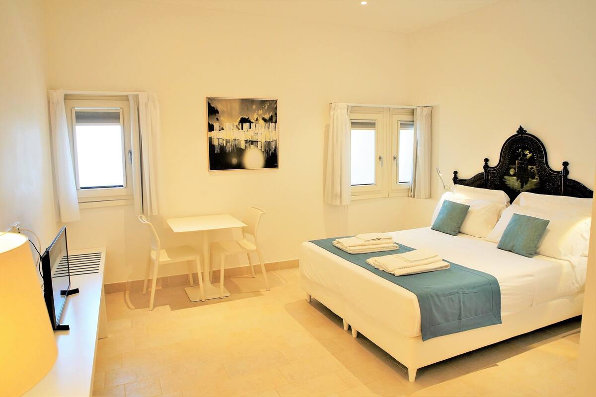Room, Sea View | 1 bedroom, premium bedding, minibar, in-room safe