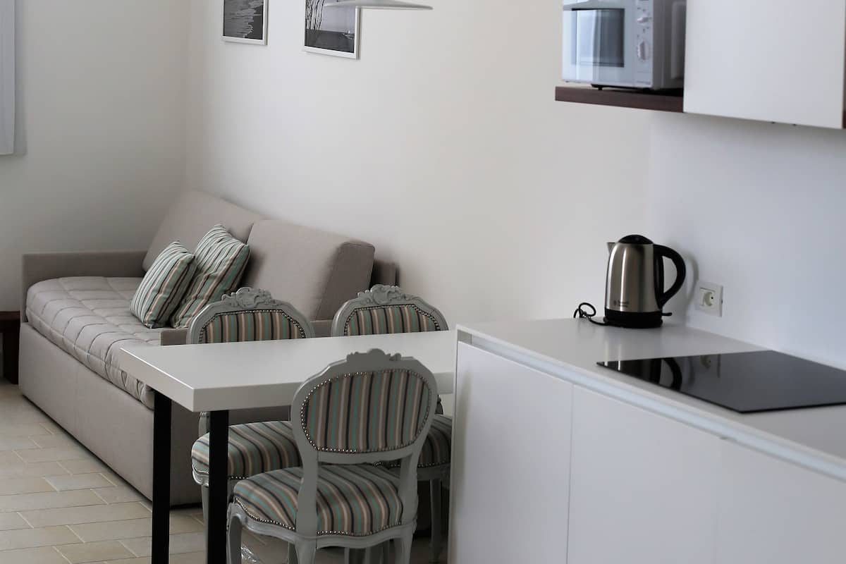 Executive Suite (4 pax) | Private kitchenette | Fridge, microwave, stovetop, coffee/tea maker