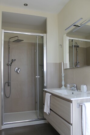 Superior Double Room | Bathroom