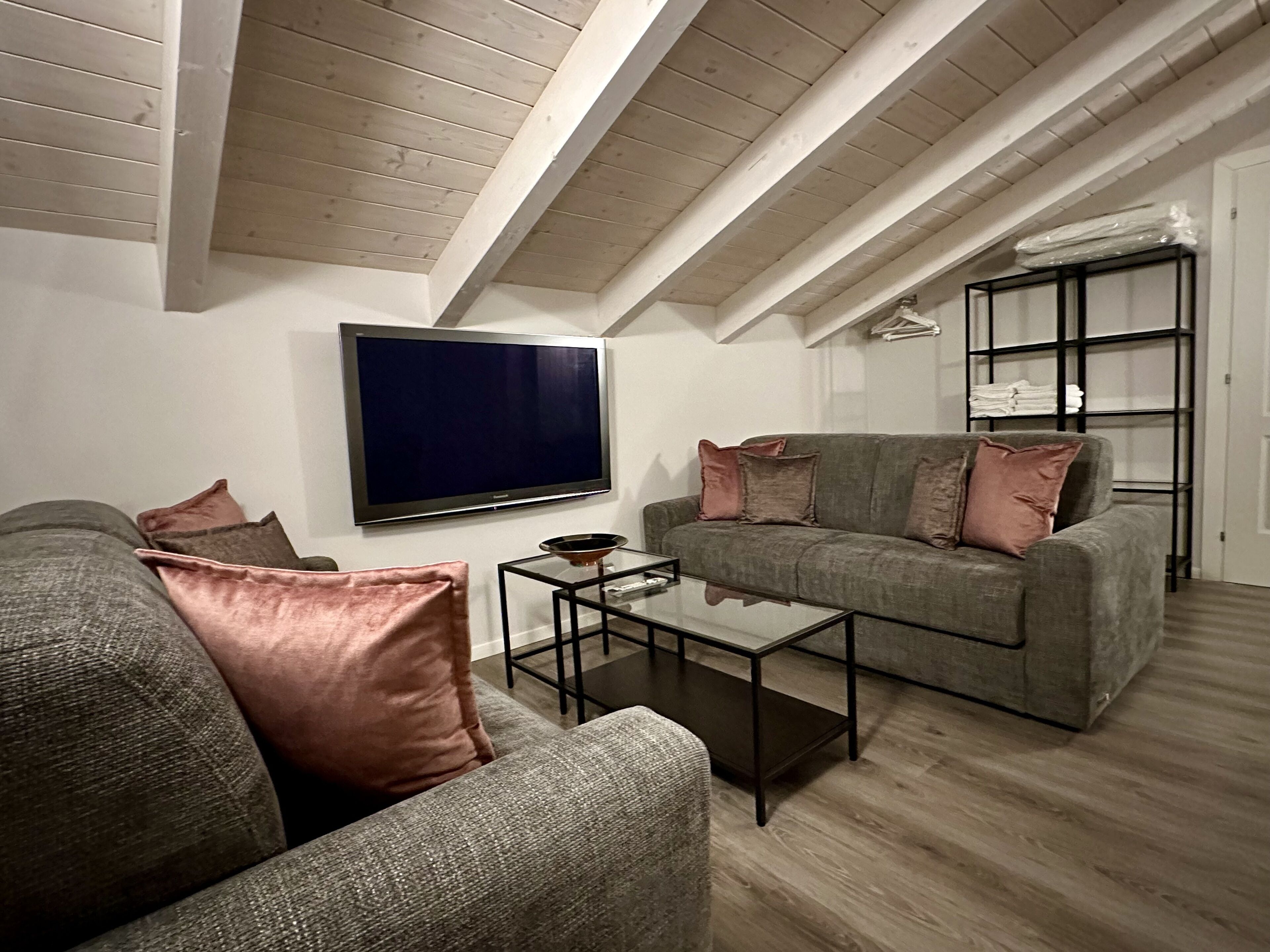 Suite Luxury, non fumatori, vista giardino | Area soggiorno | TV a schermo piatto