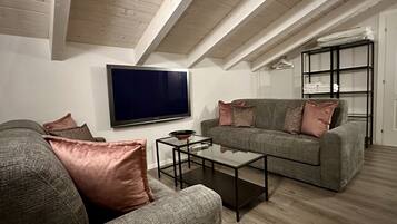 Suite Luxury, non fumatori, vista giardino | Area soggiorno | TV a schermo piatto