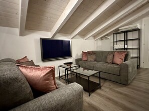 Suite de lujo, para no fumadores, vista al jardín | Área de sala de estar | Televisión de pantalla plana 